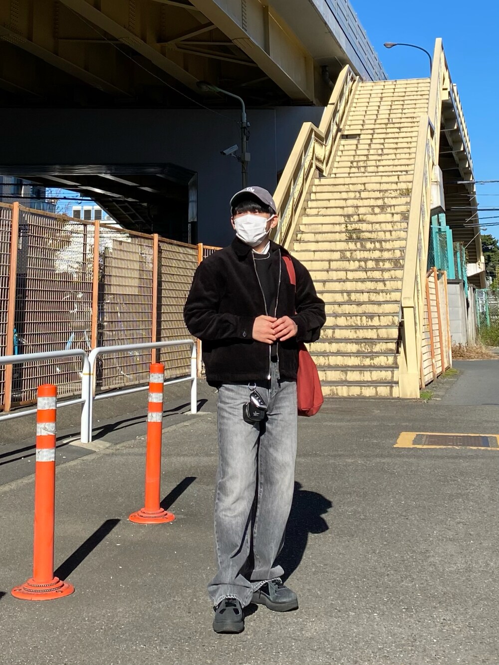 ブラック系のシャツ/ブラウス、ブラック系のスウェット、ホワイト系のTシャツ/カットソーを着用したメンズの秋コーディネートの2枚目の写真