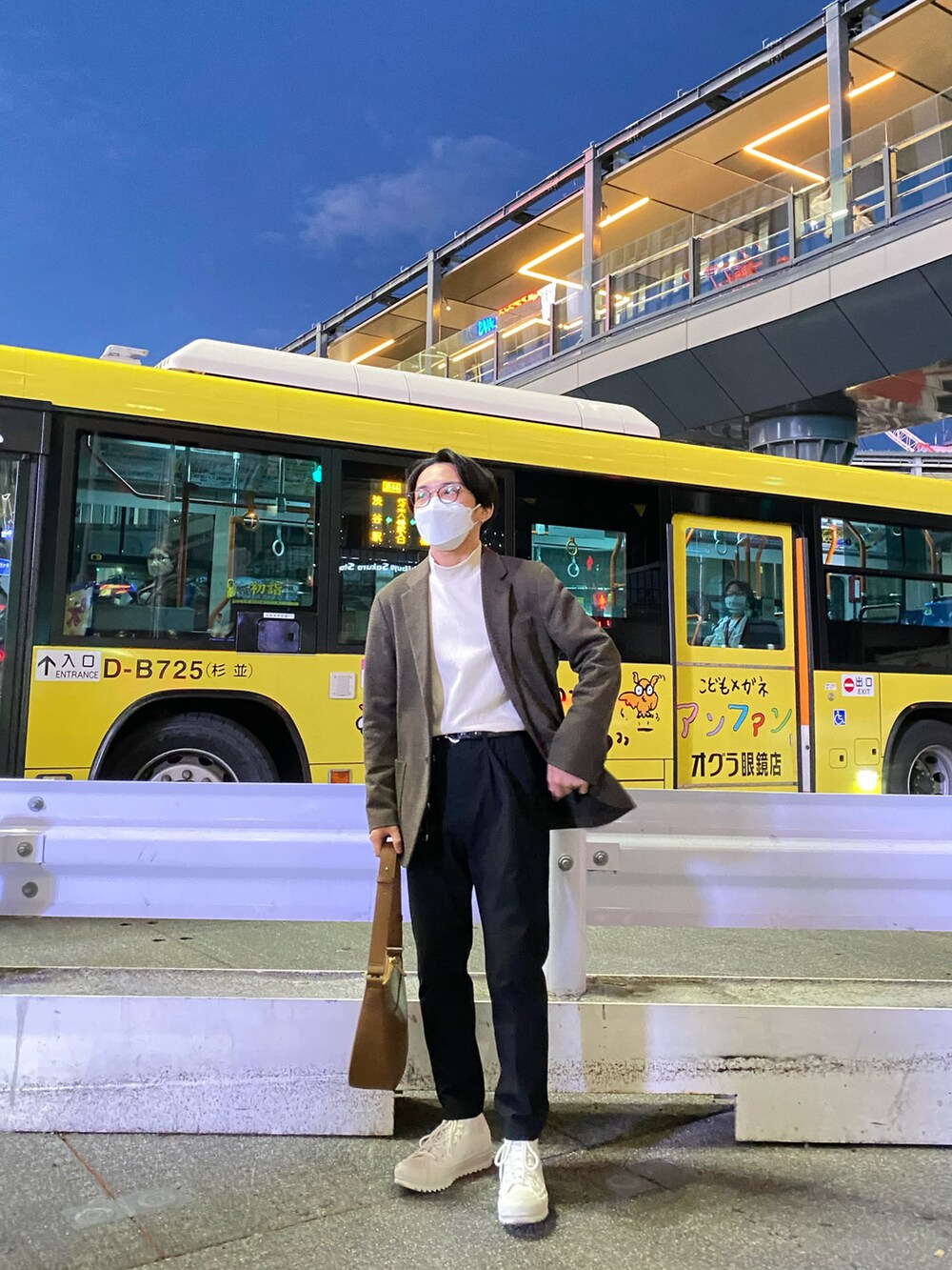 ブラウン系のテーラードジャケット、その他のTシャツ/カットソー、ブラック系のスラックスを着用したメンズの秋コーディネートの2枚目の写真