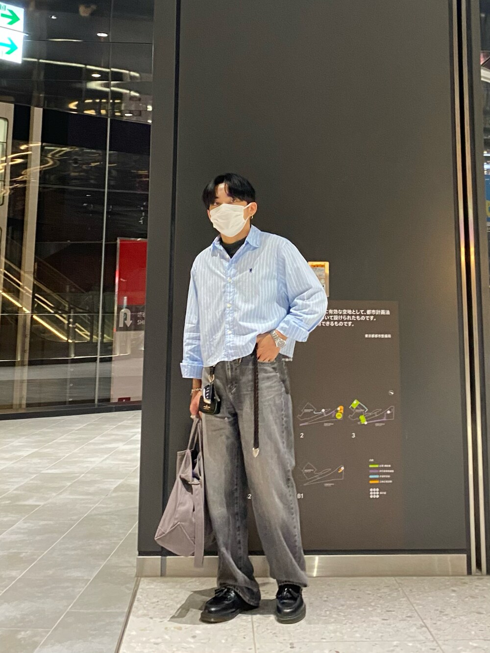 ブルー系のシャツ/ブラウス、グレー系のTシャツ/カットソー、グレー系のデニムパンツを着用したメンズの秋コーディネートの2枚目の写真
