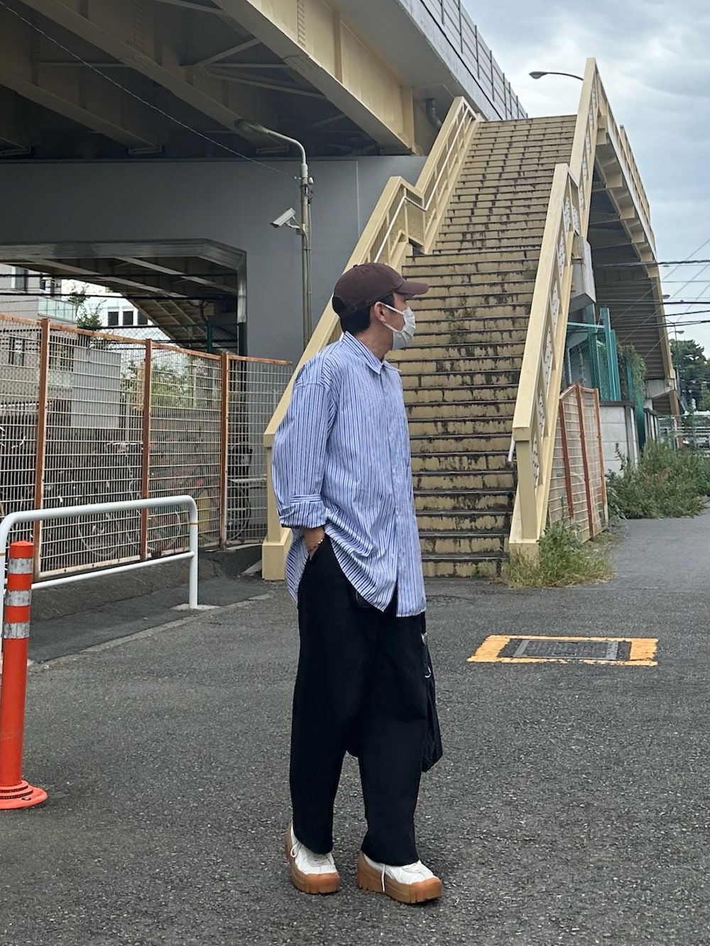 その他のシャツ/ブラウス、ブラック系のパンツ、ホワイト系のスニーカーを着用したメンズの秋コーディネートの5枚目の写真