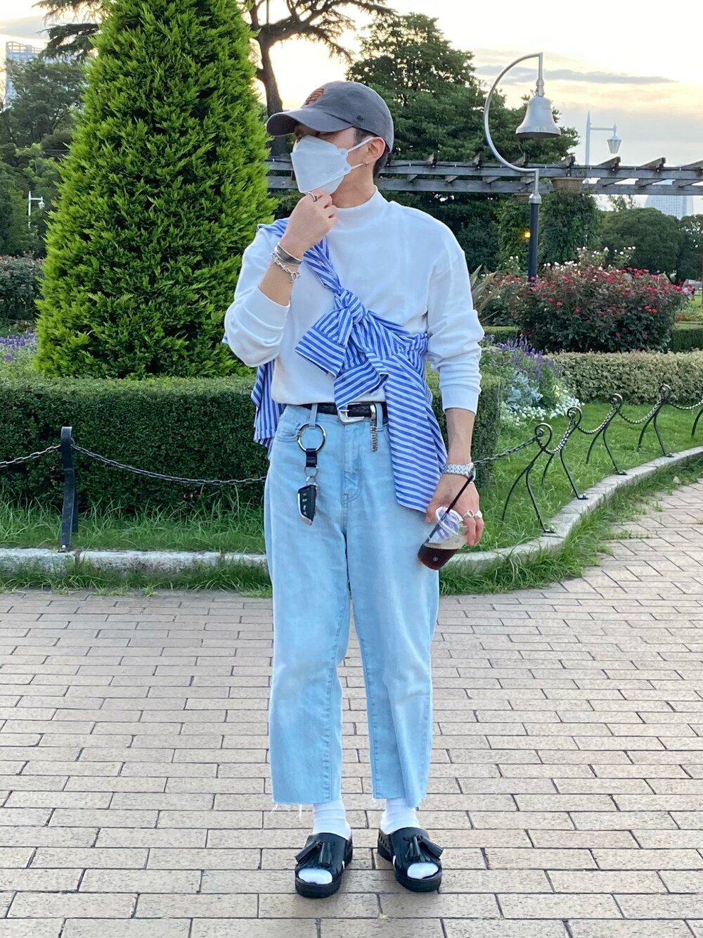 ブルー系のシャツ/ブラウス、ホワイト系のTシャツ/カットソー、ブルー系のデニムパンツを着用したメンズの夏コーディネートの2枚目の写真