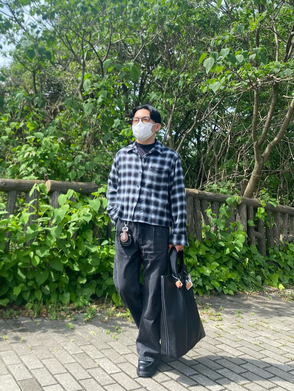 ブラック系のローファー、ブラック系のTシャツ/カットソー、ブラック系のシャツ/ブラウスを着用したメンズの春コーディネートの2枚目の写真