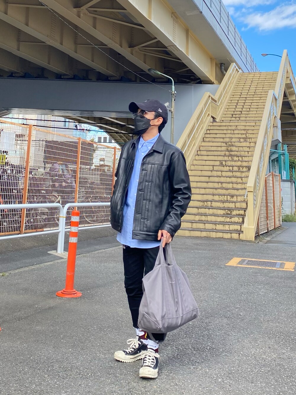 ブラック系のライダースジャケット、ブルー系のシャツ/ブラウス、ブラック系のデニムパンツを着用したメンズの秋コーディネートの2枚目の写真