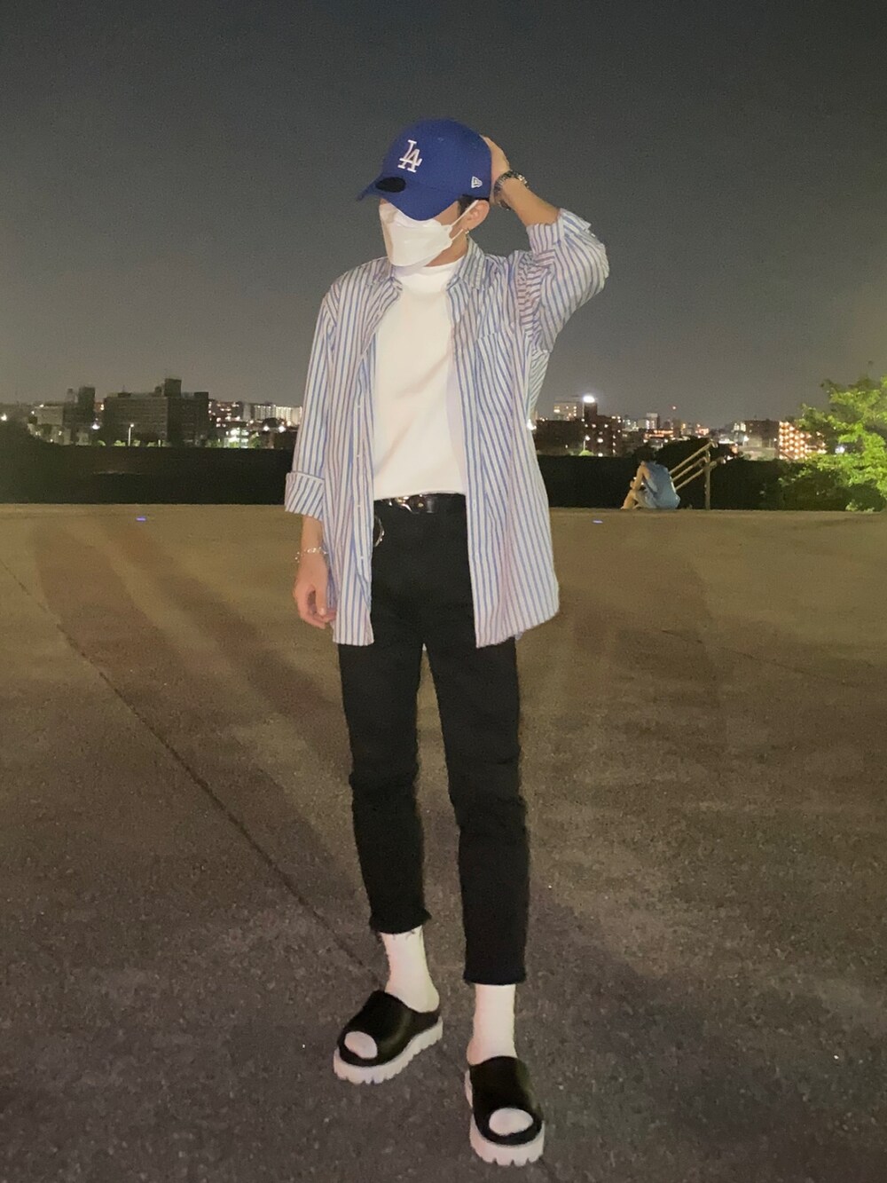 ブルー系のシャツ/ブラウス、ホワイト系のTシャツ/カットソー、ブラック系のサンダルを着用したメンズの夏コーディネートの3枚目の写真