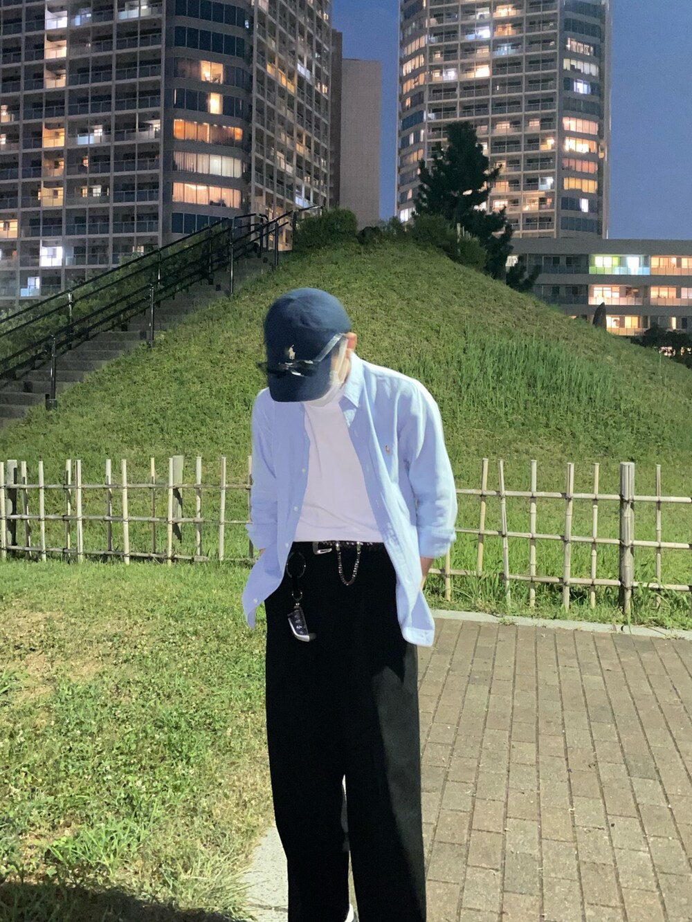 ブルー系のシャツ/ブラウス、ブラック系のパンツ、ブラック系のサンダルを着用したメンズの夏コーディネートの3枚目の写真