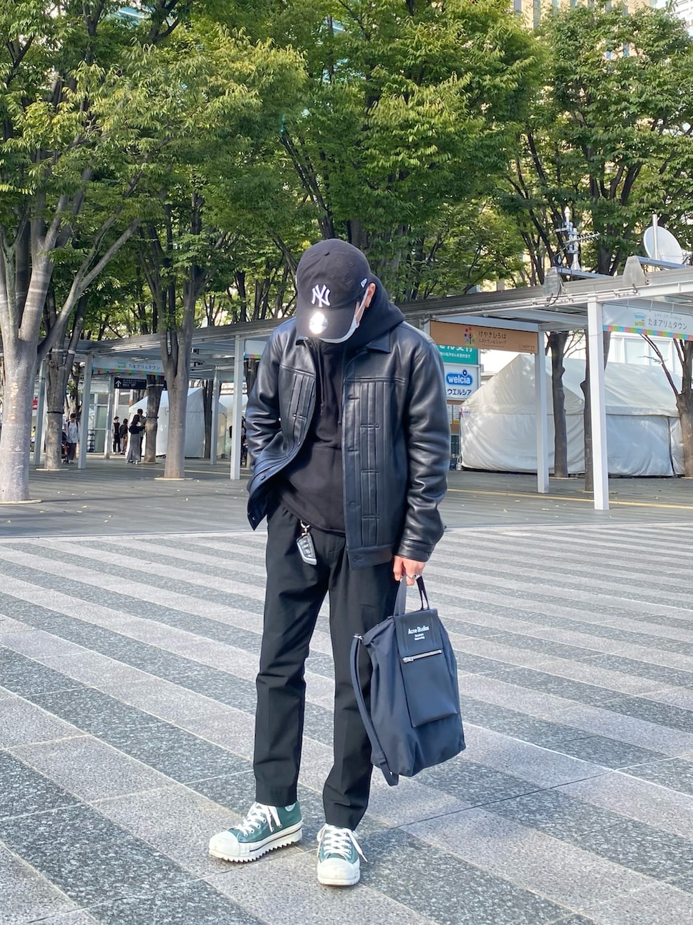 ブラック系のライダースジャケット、ブラック系のパーカー、ブラック系のスラックスを着用したメンズの秋コーディネートの4枚目の写真