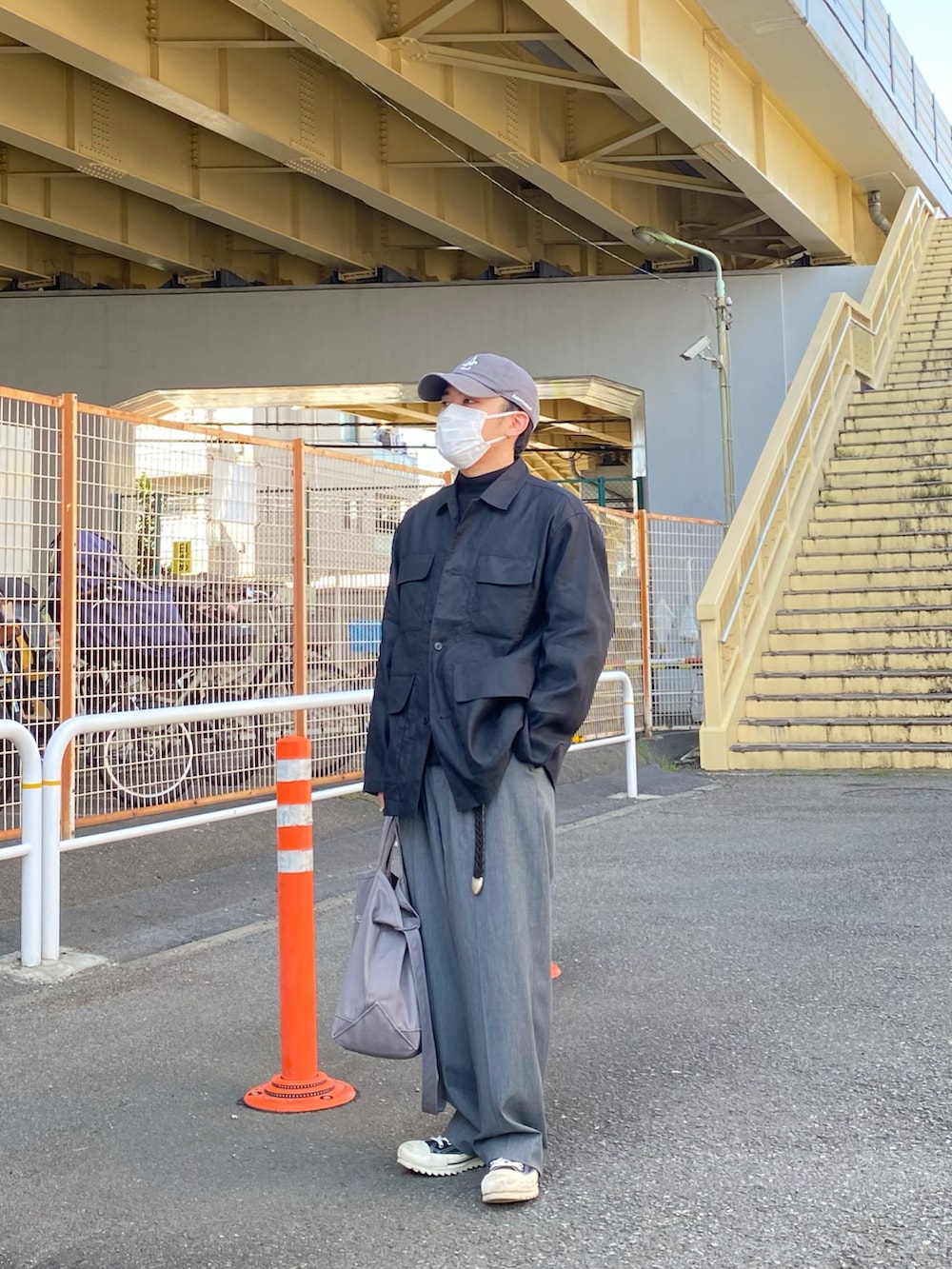 ブラック系のジャケット/アウター、ブラック系のTシャツ/カットソー、グレー系のパンツを着用したメンズの春コーディネートの5枚目の写真