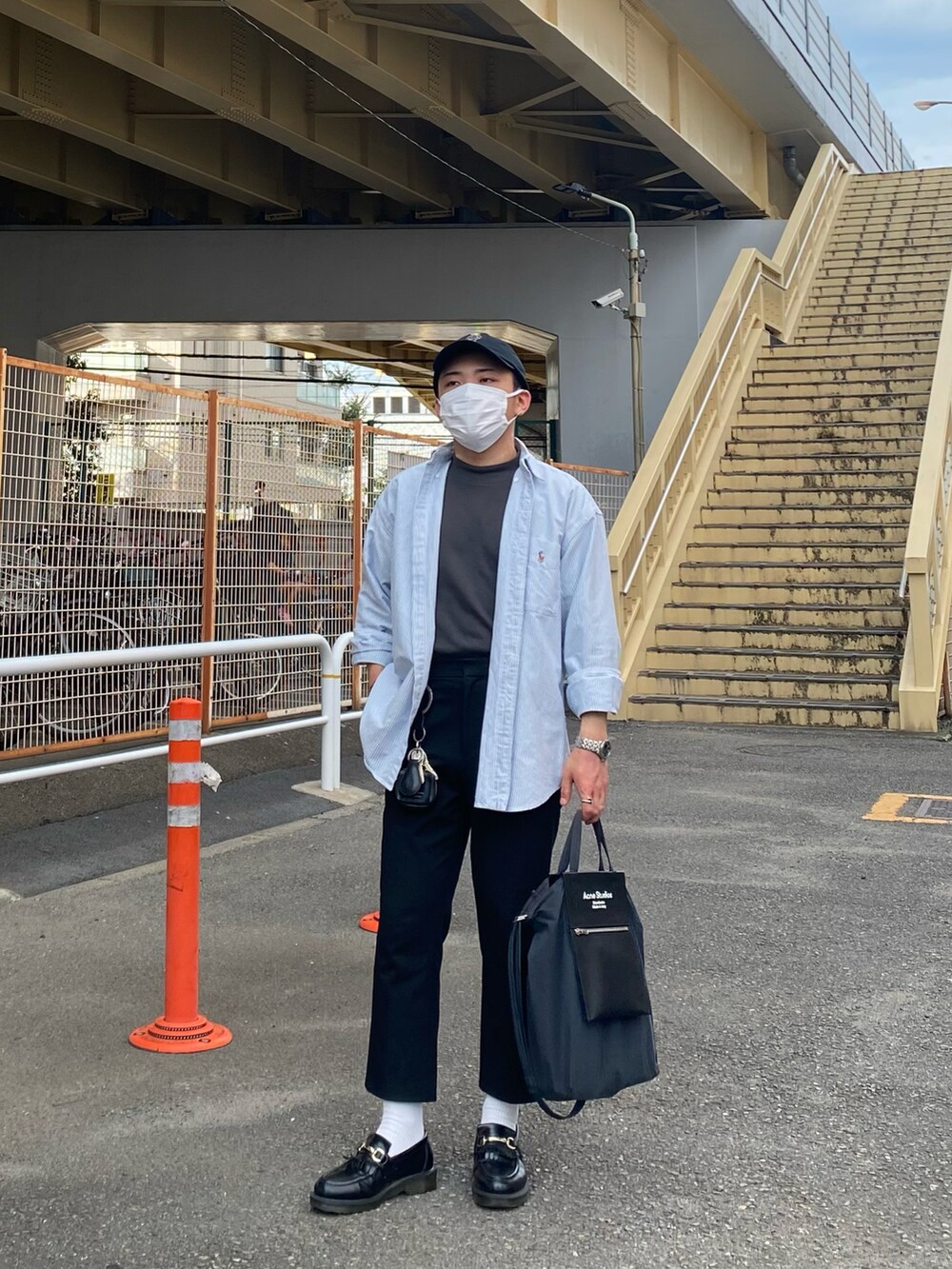 ブルー系のシャツ/ブラウス、ブラック系のスラックス、ブラック系のローファーを着用したメンズの秋コーディネートの5枚目の写真