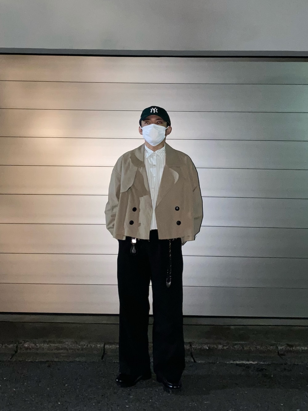 ベージュ系のブルゾン、ホワイト系のシャツ/ブラウス、ブラック系のパンツを着用したメンズの夏コーディネートの2枚目の写真