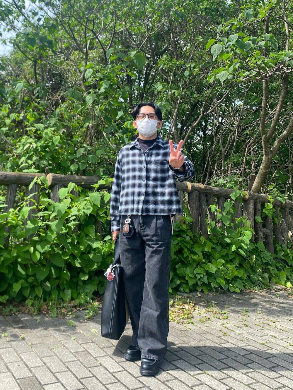 ブラック系のローファー、ブラック系のTシャツ/カットソー、ブラック系のシャツ/ブラウスを着用したメンズの春コーディネートの5枚目の写真