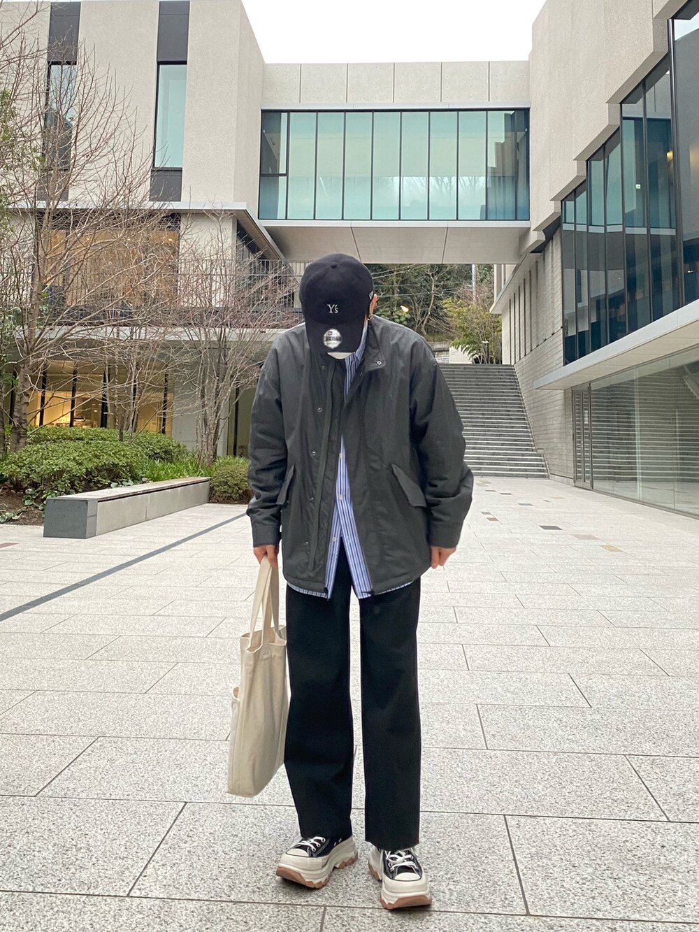 グレー系のモッズコート、その他のシャツ/ブラウス、ホワイト系のスウェットを着用したメンズの冬コーディネートの5枚目の写真