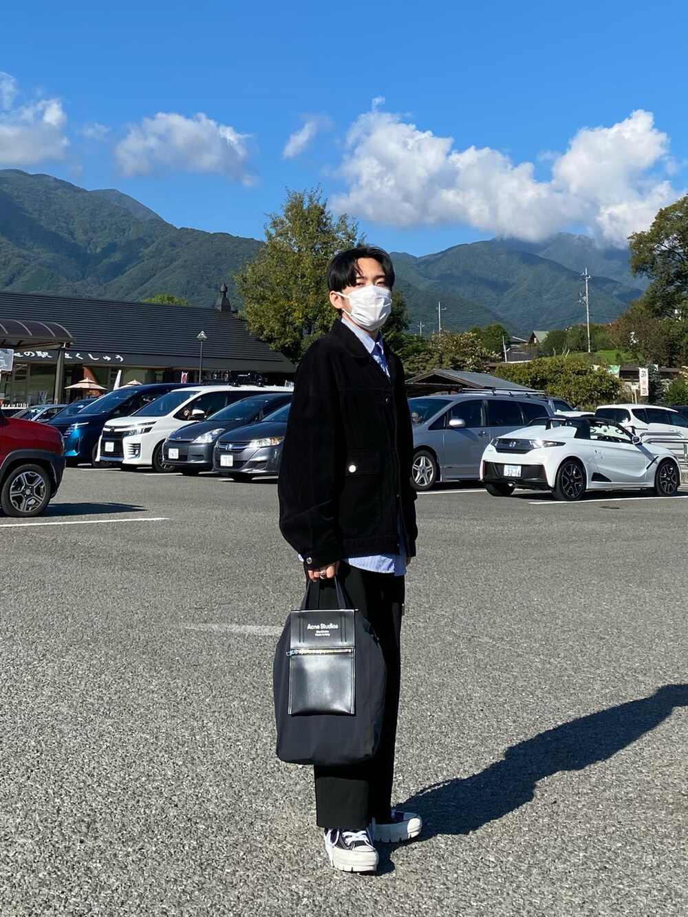 ブラック系のブルゾン、ブルー系のシャツ/ブラウス、ブラック系のパンツを着用したメンズの秋コーディネートの3枚目の写真