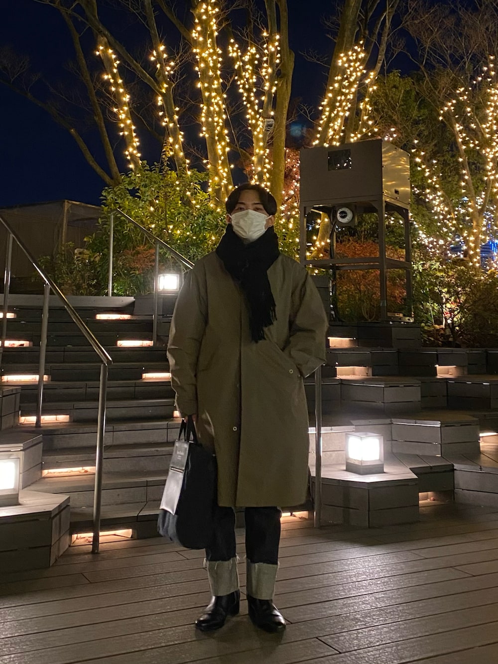 ブラウン系のモッズコート、ブラック系のスウェット、ブラック系のトートバッグを着用したメンズの冬コーディネートの5枚目の写真