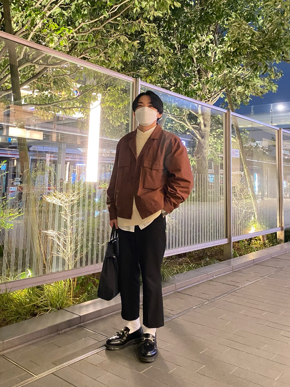 ブラウン系のジャケット/アウター、ベージュ系のニット/セーター、ホワイト系のシャツ/ブラウスを着用したメンズの春コーディネートの2枚目の写真