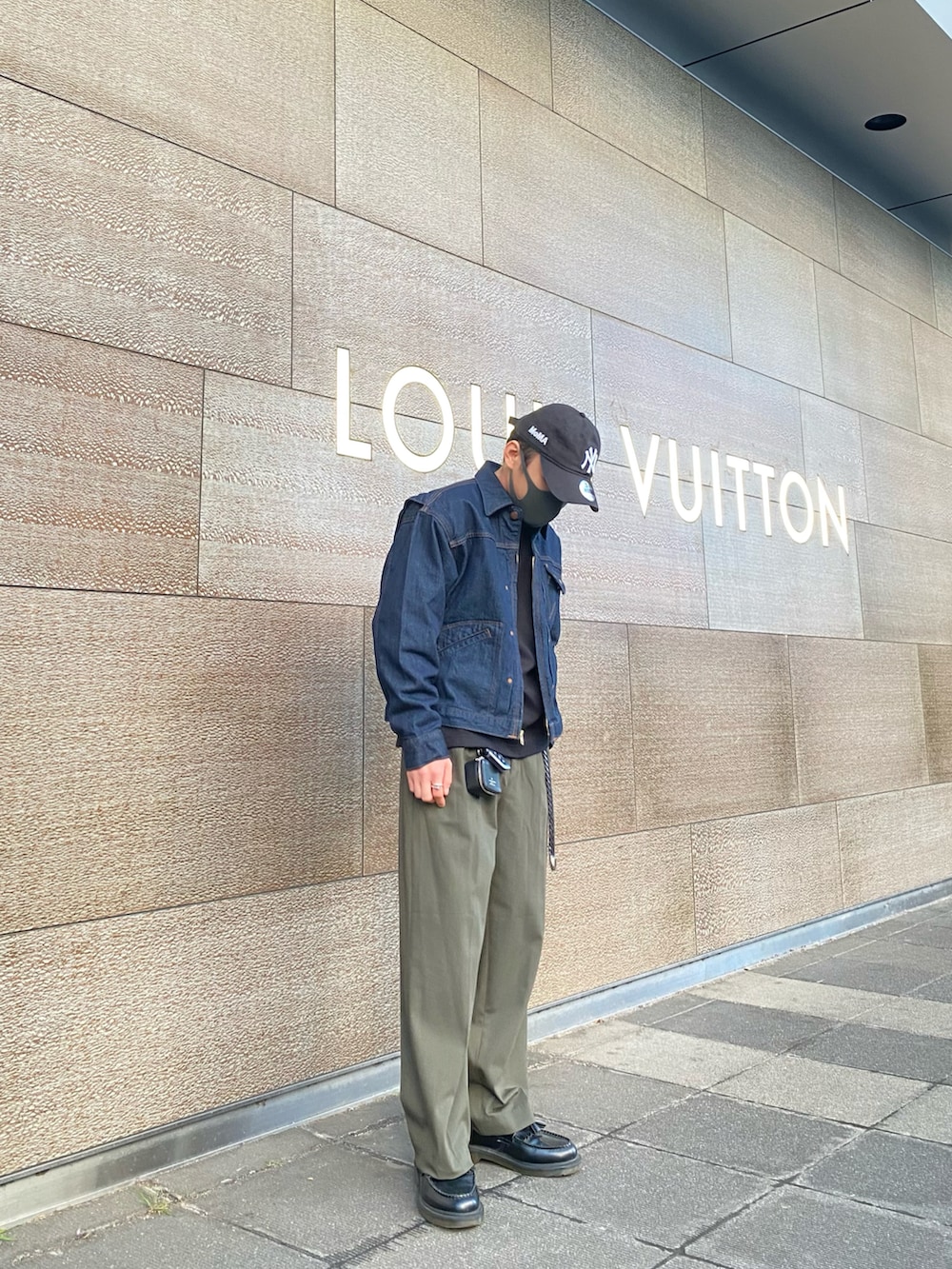 ブルー系のデニムジャケット、ブラック系のTシャツ/カットソー、グリーン系のパンツを着用したメンズの春コーディネートの2枚目の写真