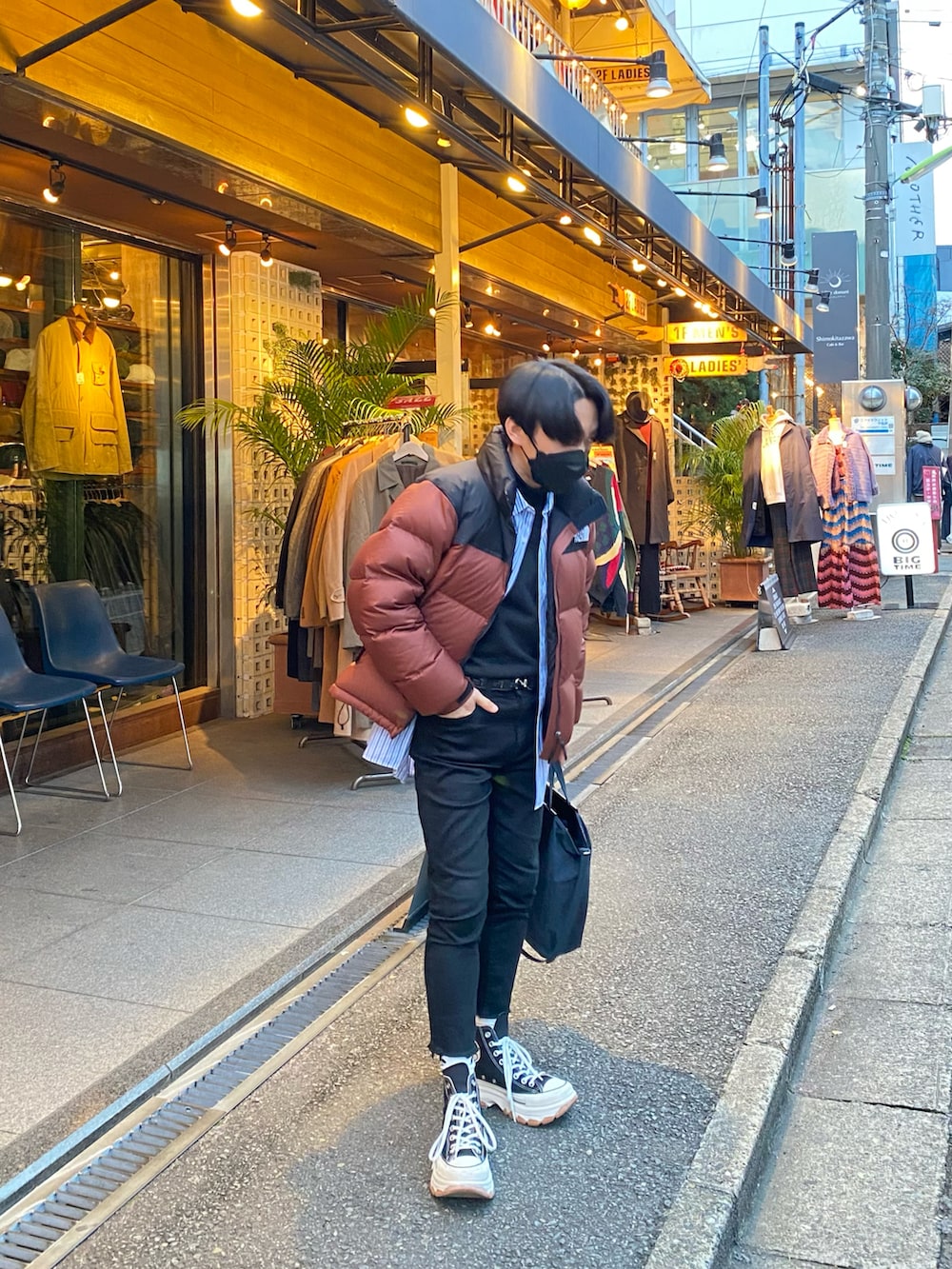 ブラウン系のダウンジャケット/コート、その他のシャツ/ブラウス、ブラック系のスウェットを着用したメンズの冬コーディネートの2枚目の写真