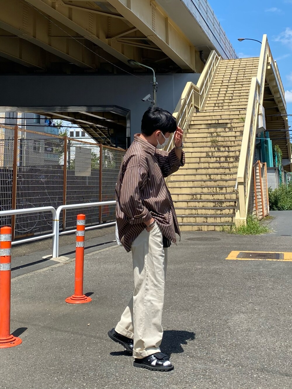 ブラウン系のシャツ/ブラウス、ホワイト系のトートバッグ、ホワイト系のチノパンツを着用したメンズの夏コーディネートの2枚目の写真