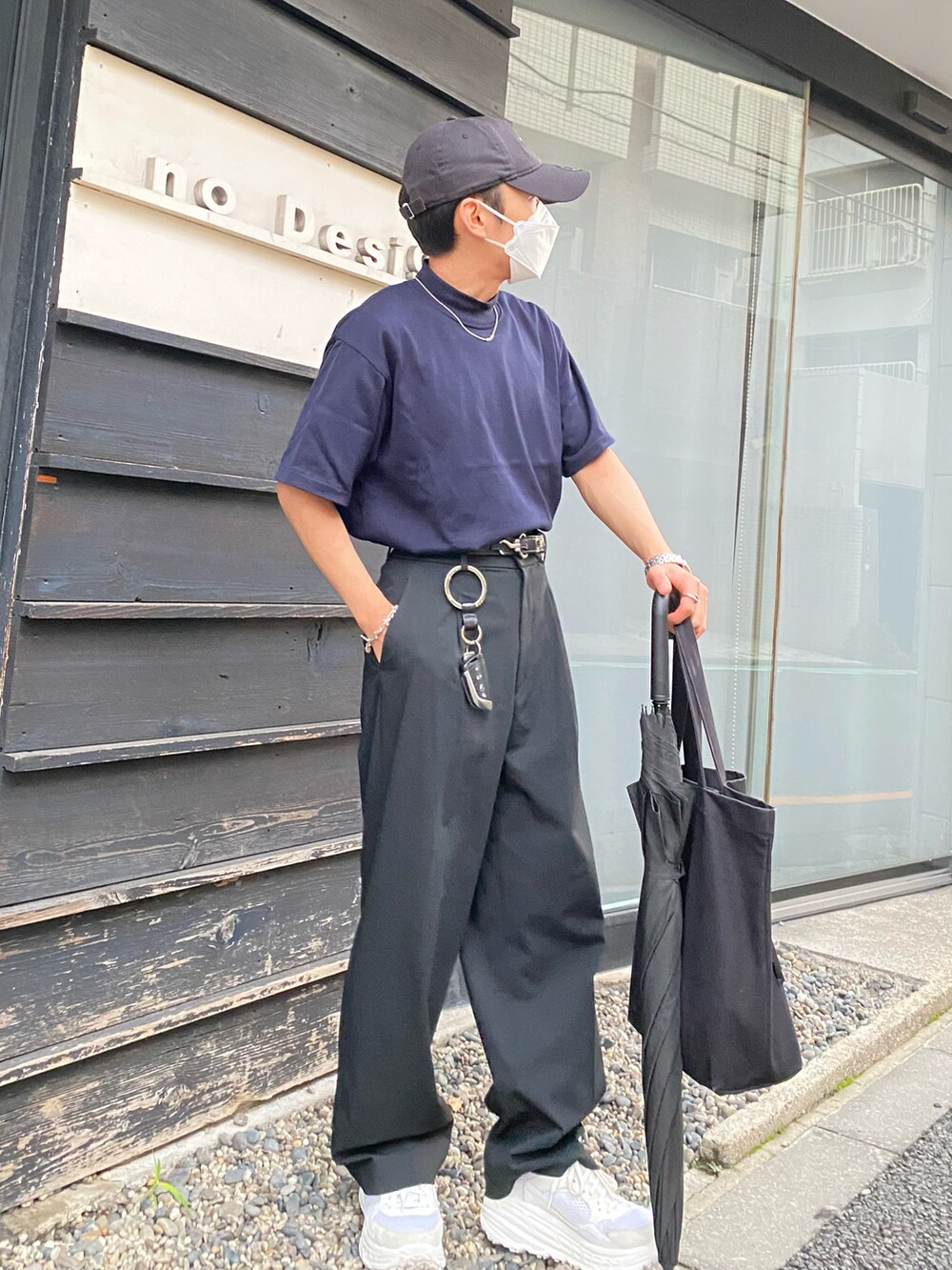 ブルー系のTシャツ/カットソー、ブラック系のパンツ、ホワイト系のスニーカーを着用したメンズの夏コーディネートの3枚目の写真