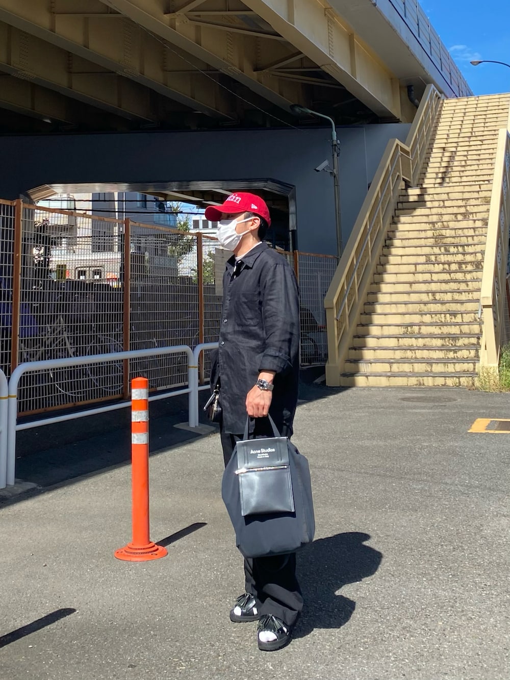 ブラック系のシャツ/ブラウス、ホワイト系のTシャツ/カットソー、ブラック系のパンツを着用したメンズの秋コーディネートの5枚目の写真