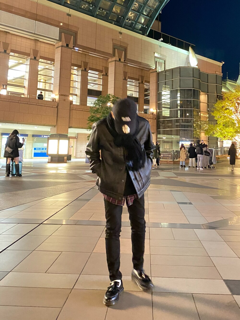 ブラック系のライダースジャケット、ブラック系のベスト、レッド系のシャツ/ブラウスを着用したメンズの秋コーディネートの3枚目の写真