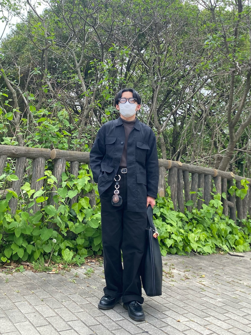 ブラック系のその他パンツ、ブラック系のローファー、グレー系のTシャツ/カットソーを着用したメンズの春コーディネートの5枚目の写真