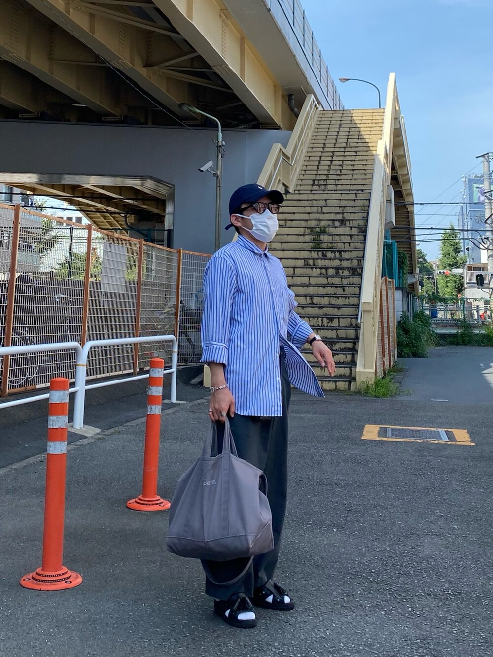 ブルー系のシャツ/ブラウス、グレー系のパンツ、ブラック系のサンダルを着用したメンズの夏コーディネートの3枚目の写真