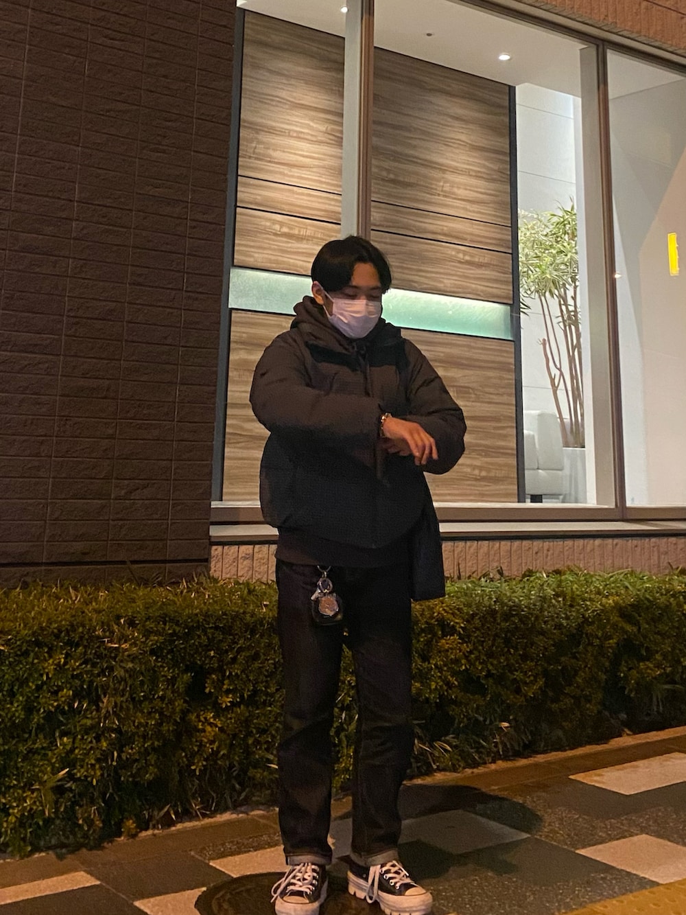 グレー系のパーカー、ブルー系のトートバッグ、グレー系のダウンジャケット/コートを着用したメンズの冬コーディネートの4枚目の写真