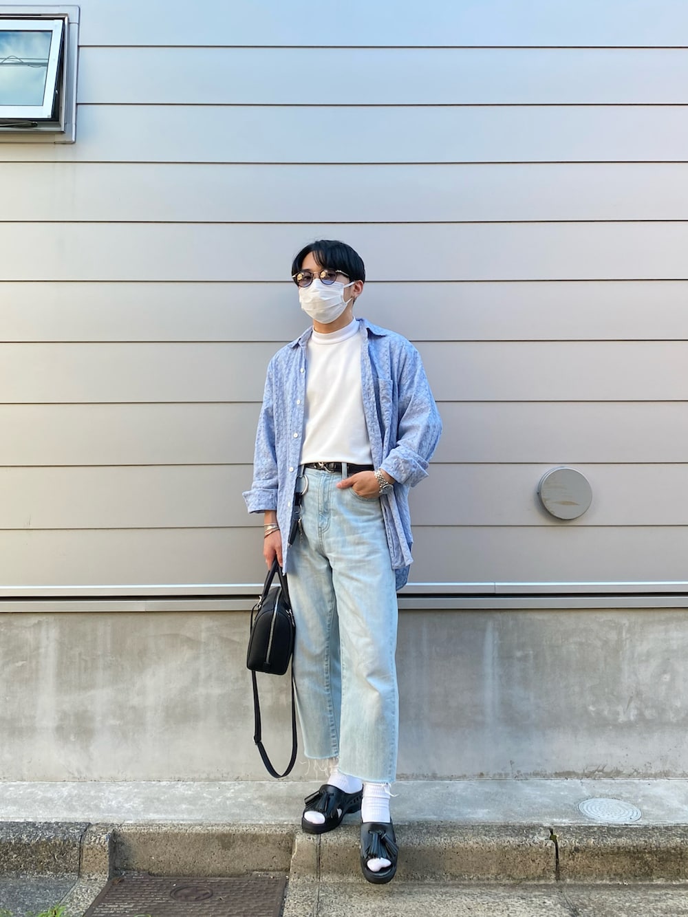 ブルー系のシャツ/ブラウス、ホワイト系のTシャツ/カットソー、ブルー系のデニムパンツを着用したメンズの夏コーディネートの5枚目の写真