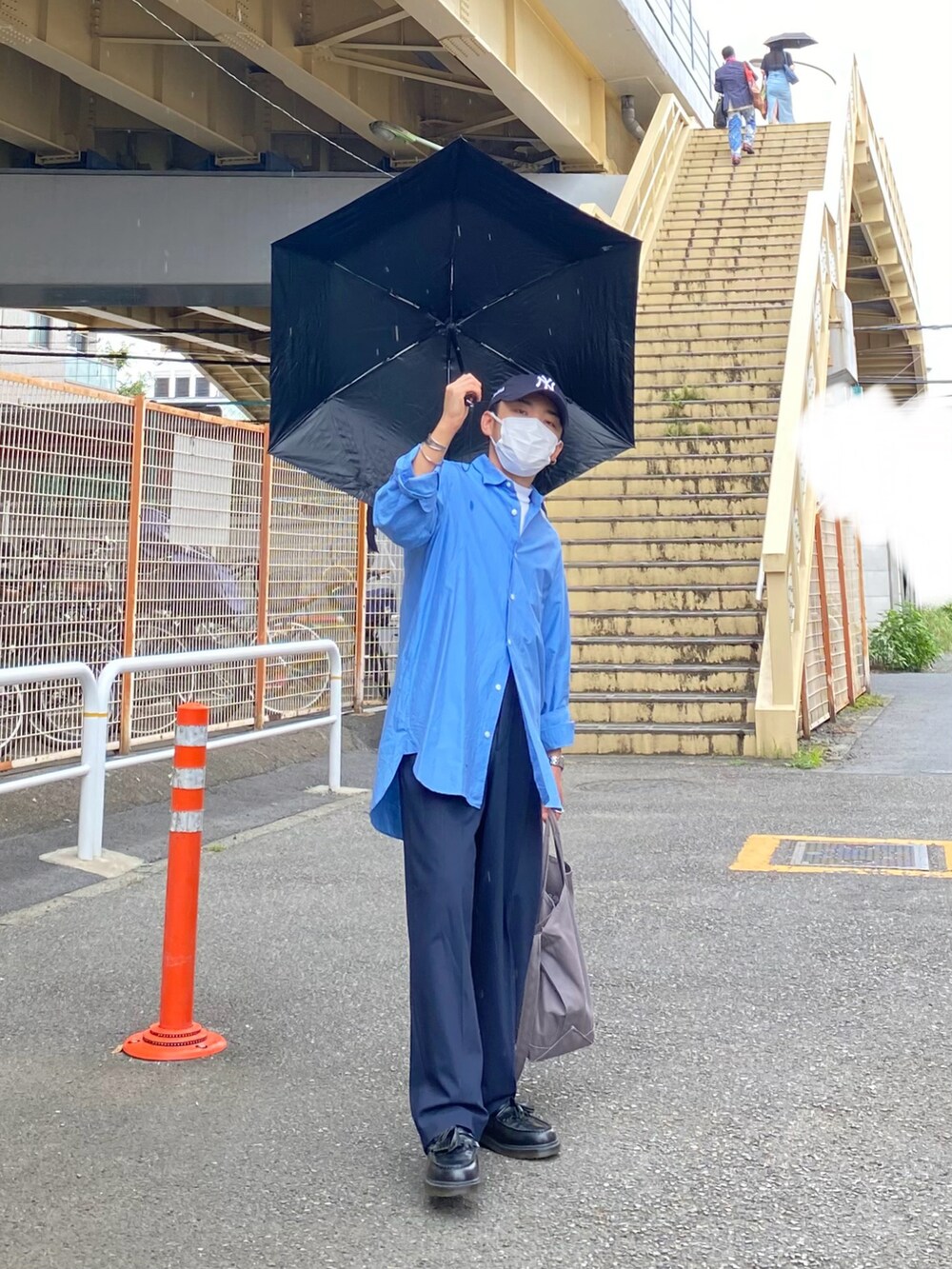 ブルー系のシャツ/ブラウス、ブルー系のその他パンツ、ブラック系のローファーを着用したメンズの夏コーディネートの4枚目の写真