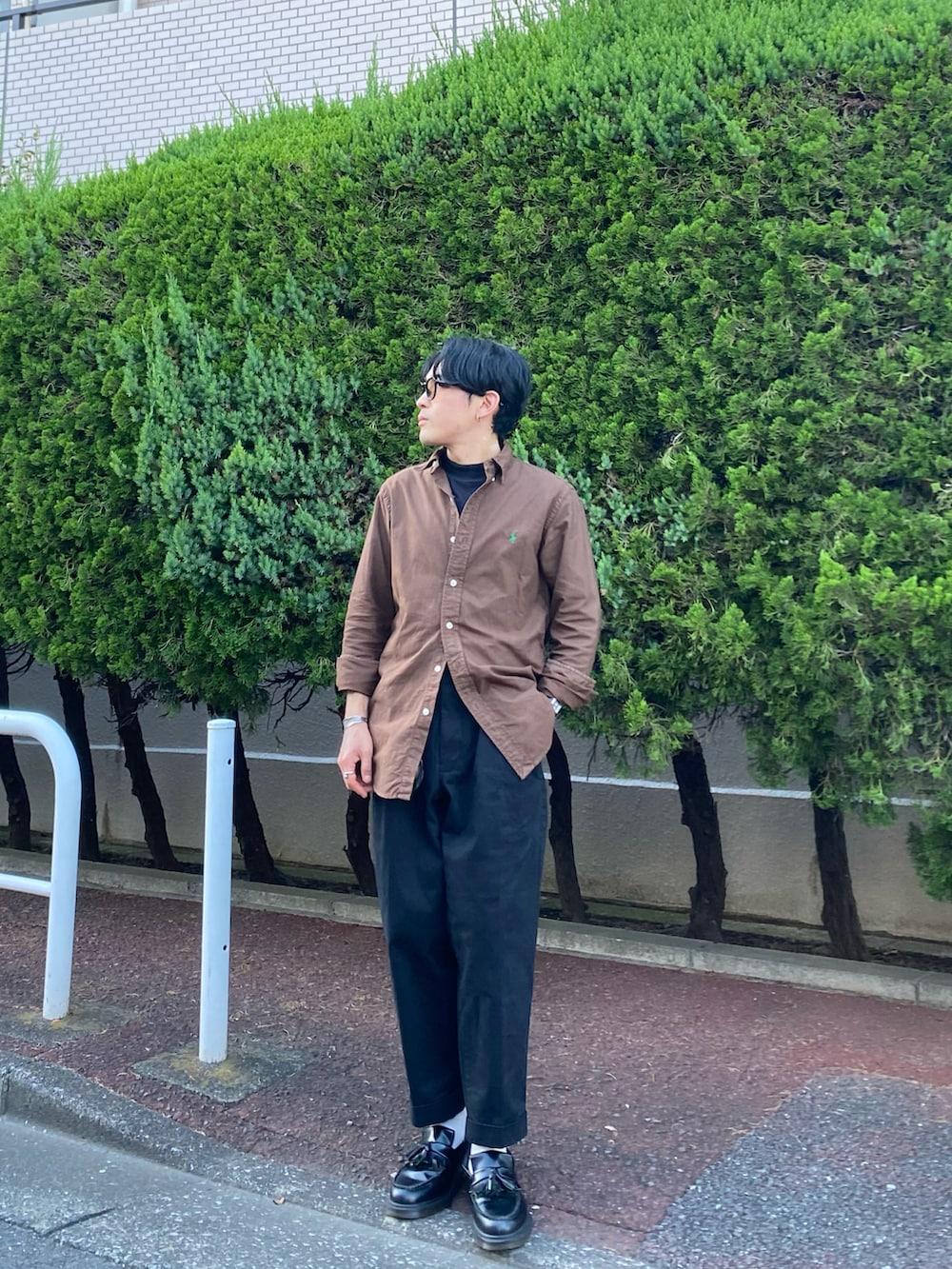 ブラウン系のシャツ/ブラウス、ブラック系のTシャツ/カットソー、ブラック系のチノパンツを着用したメンズの夏コーディネートの2枚目の写真