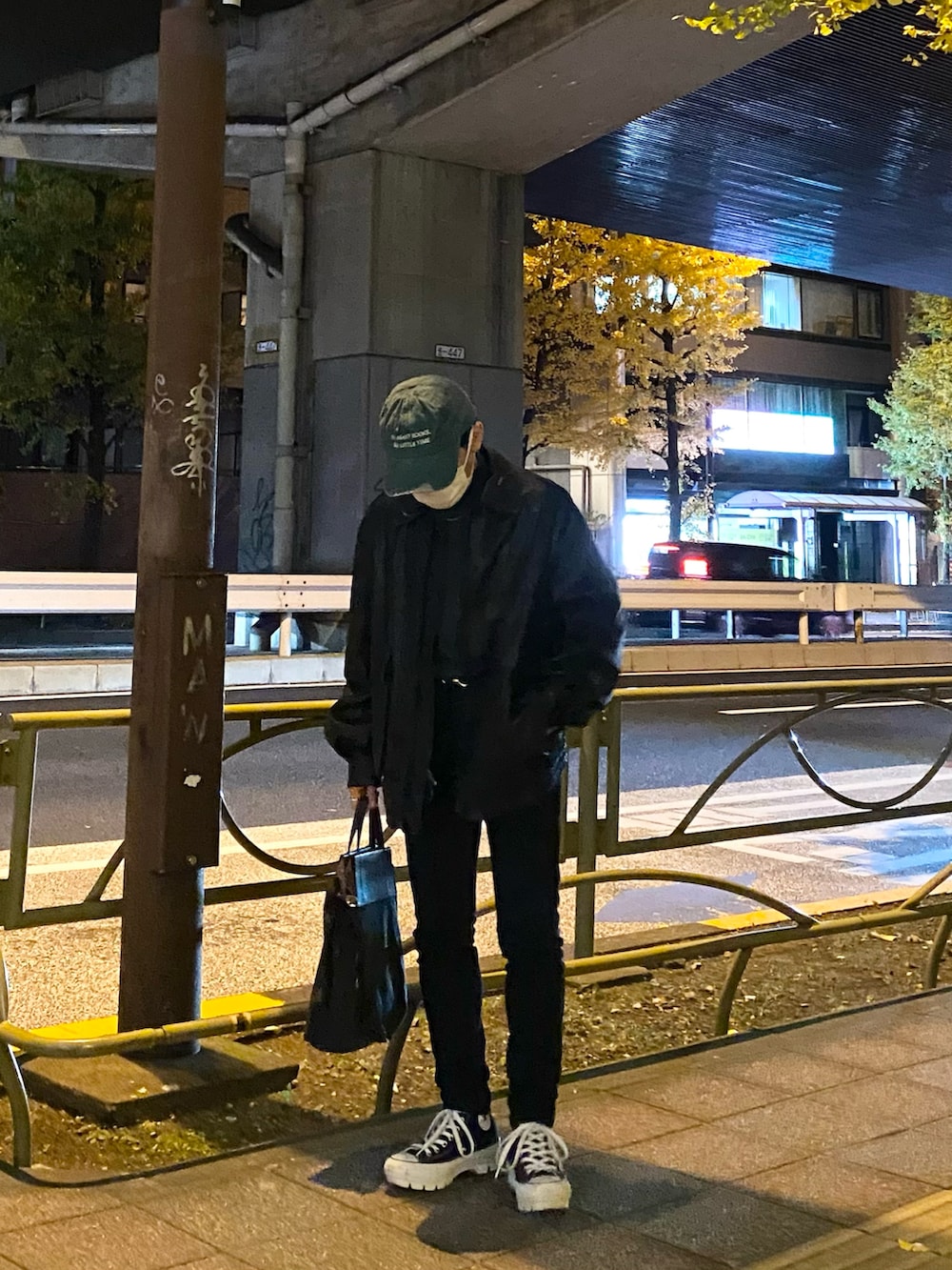 ブラック系のブルゾン、グリーン系のスウェット、ブラック系のデニムパンツを着用したメンズの冬コーディネートの5枚目の写真