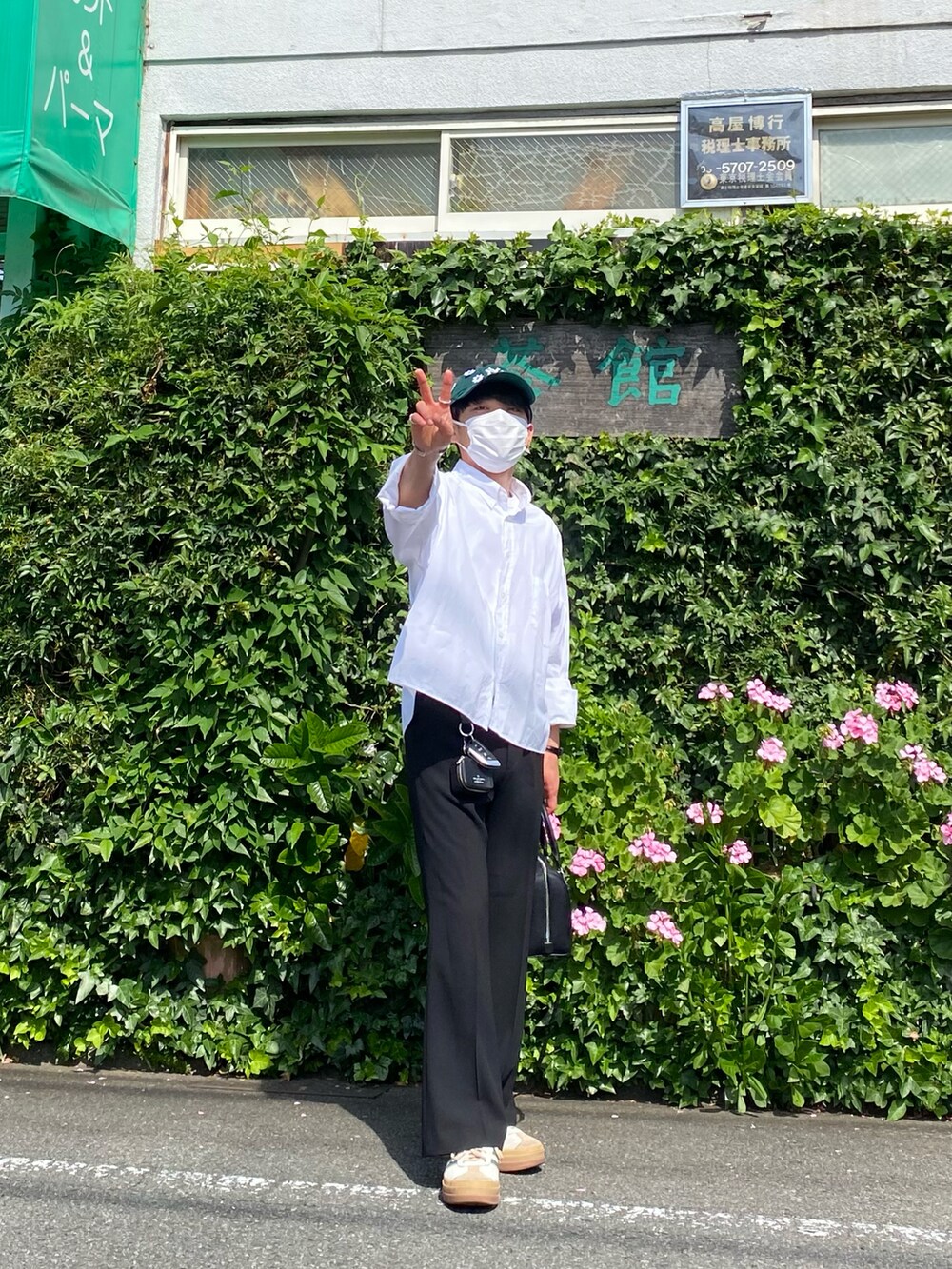 ホワイト系のシャツ/ブラウス、ブラック系のその他パンツ、ベージュ系のスニーカーを着用したメンズの春コーディネートの5枚目の写真