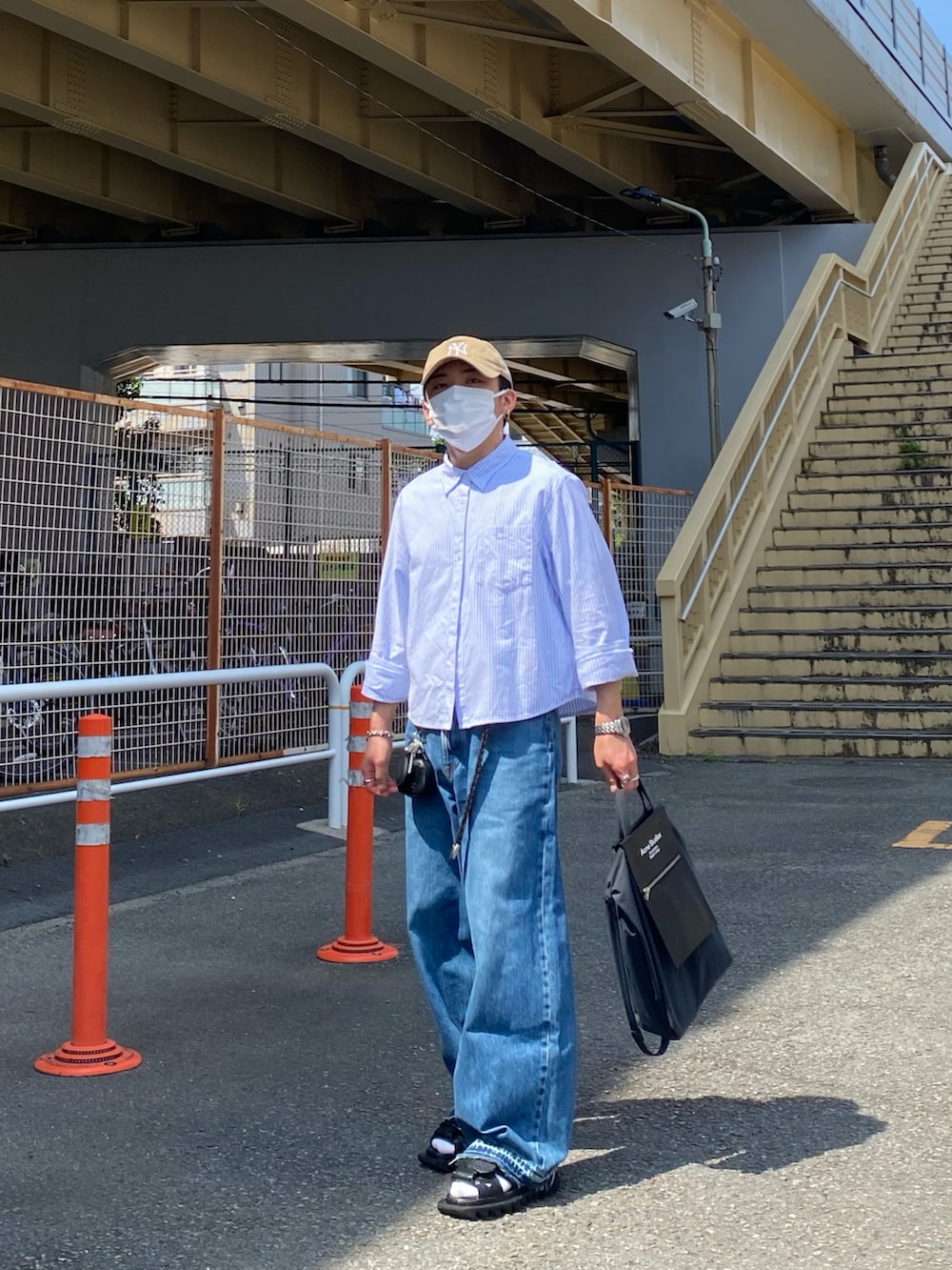 ブルー系のシャツ/ブラウス、ブルー系のデニムパンツ、ブラック系のサンダルを着用したメンズの夏コーディネートの5枚目の写真