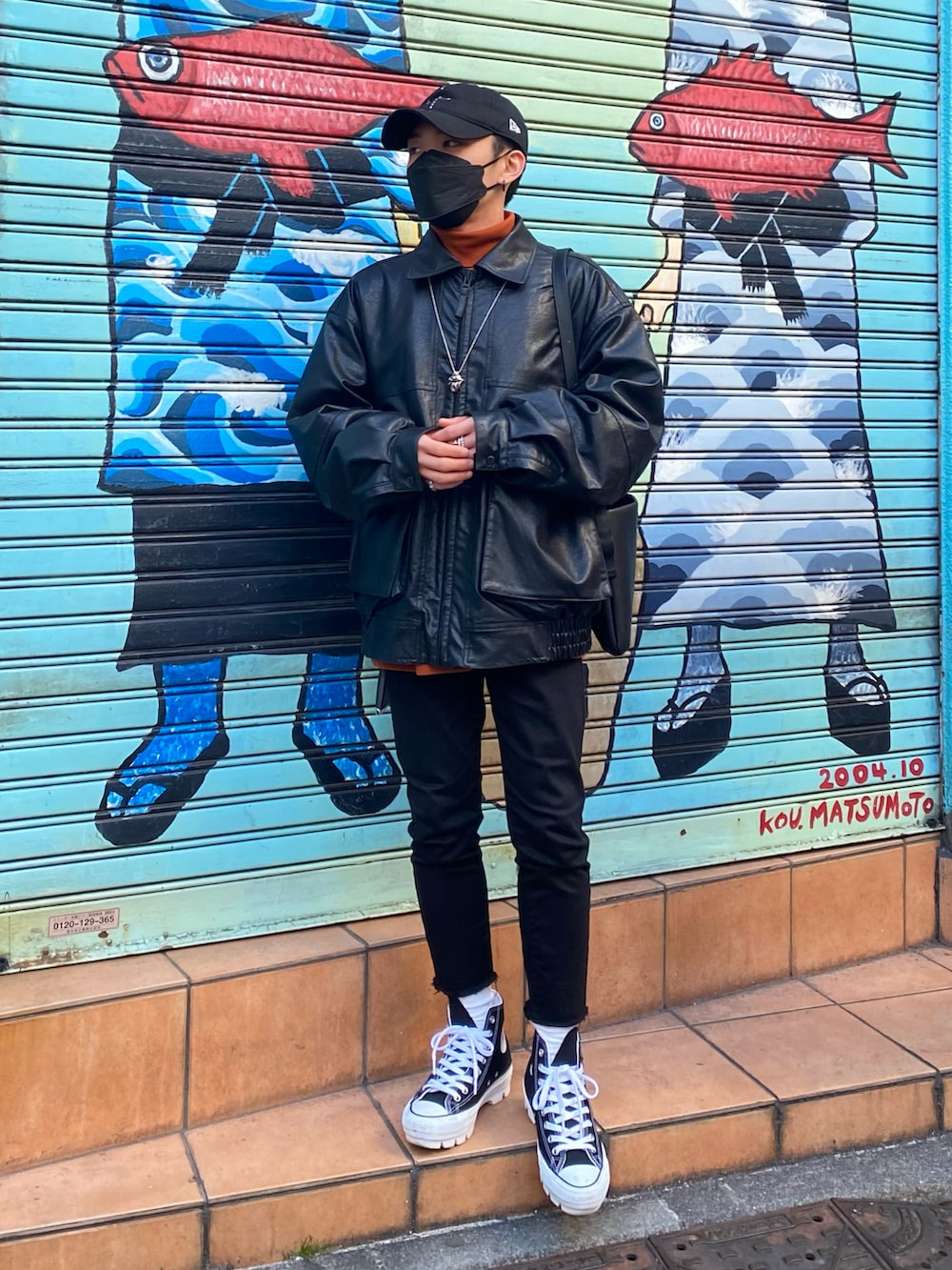 ブラック系のブルゾン、ブラウン系のスウェット、ブラック系のスニーカーを着用したメンズの冬コーディネートの2枚目の写真