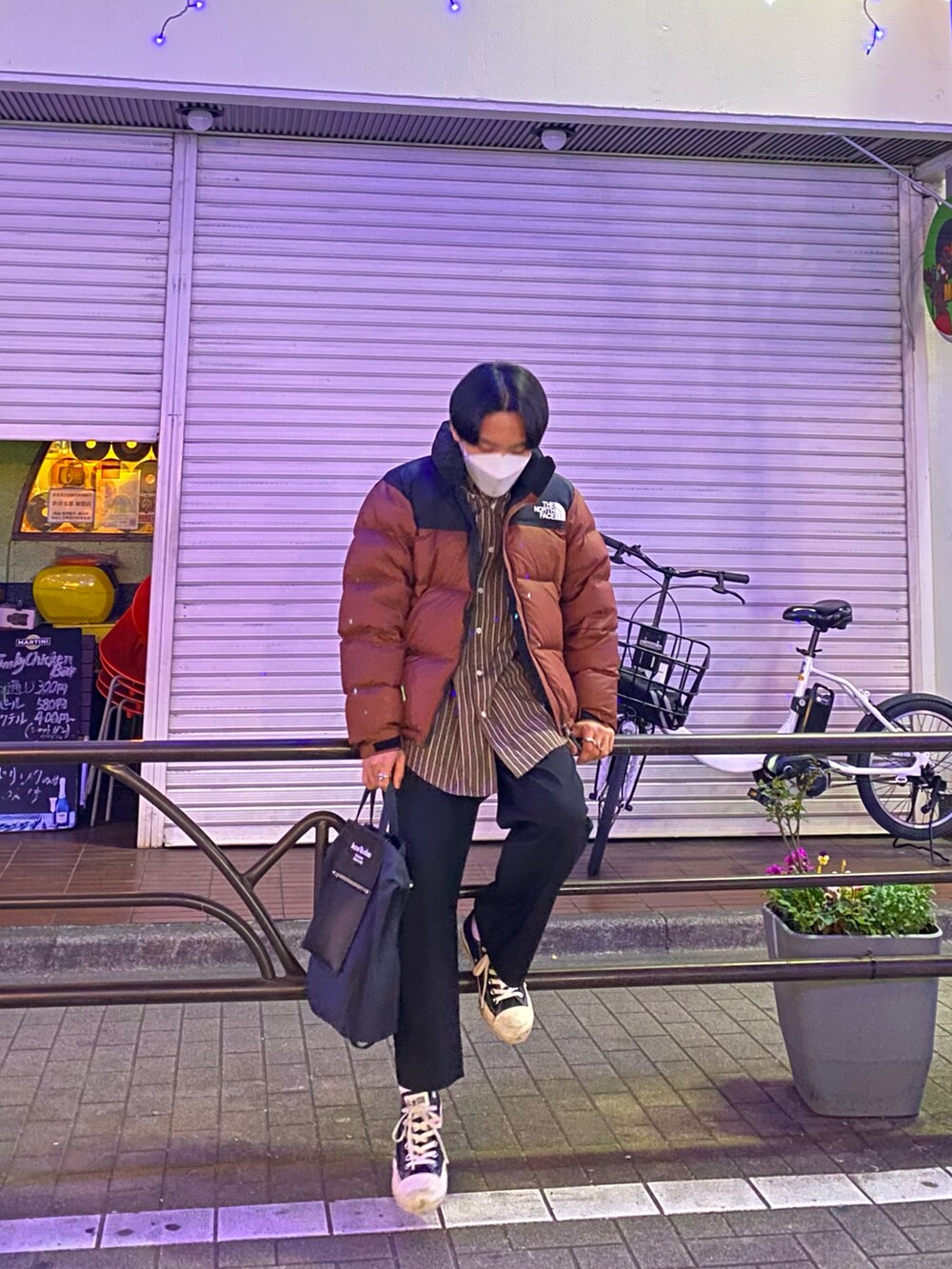 ブラウン系のシャツ/ブラウス、ブラック系のパンツ、ブラック系のスニーカーを着用したメンズの冬コーディネートの2枚目の写真