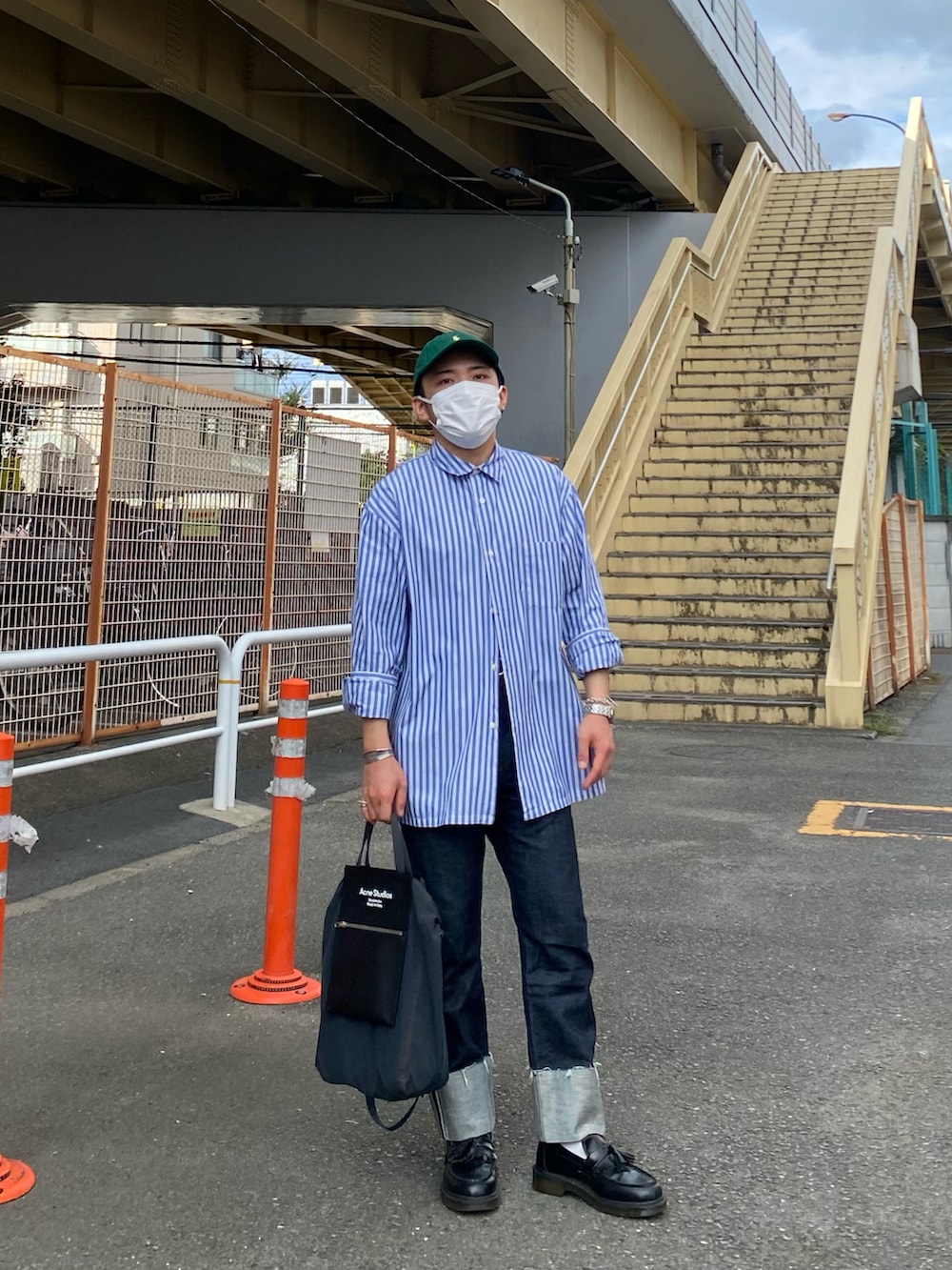 ブルー系のシャツ/ブラウス、ブルー系のデニムパンツ、ブラック系のローファーを着用したメンズの秋コーディネートの2枚目の写真