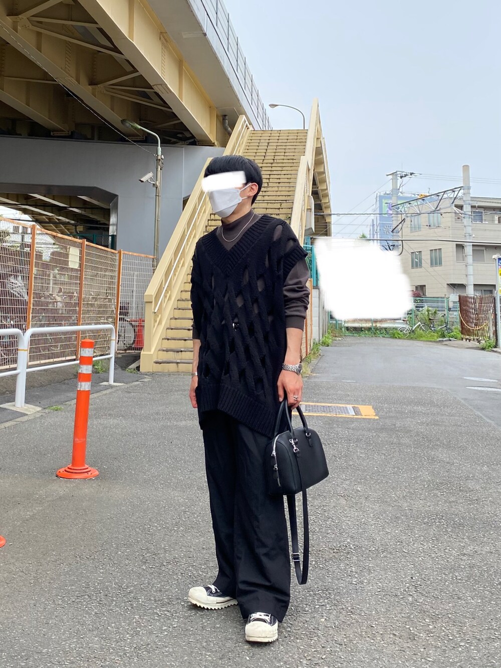 ブラック系のベスト、グレー系のTシャツ/カットソー、ブラック系のパンツを着用したメンズの夏コーディネートの5枚目の写真