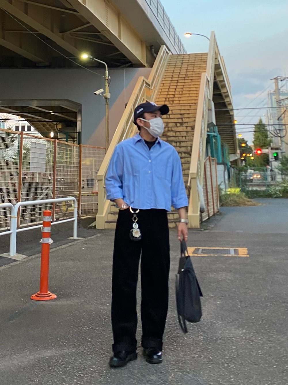 ブルー系のシャツ/ブラウス、ブラック系のその他パンツ、ブラック系のドレスシューズを着用したメンズの秋コーディネートの4枚目の写真