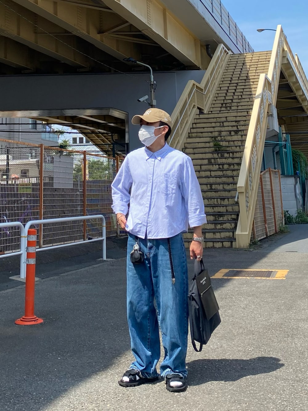 ブルー系のシャツ/ブラウス、ブルー系のデニムパンツ、ブラック系のサンダルを着用したメンズの夏コーディネートの4枚目の写真