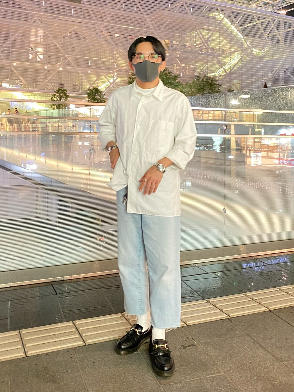 ホワイト系のシャツ/ブラウス、ホワイト系のTシャツ/カットソー、ブルー系のデニムパンツを着用したメンズの夏コーディネートの4枚目の写真