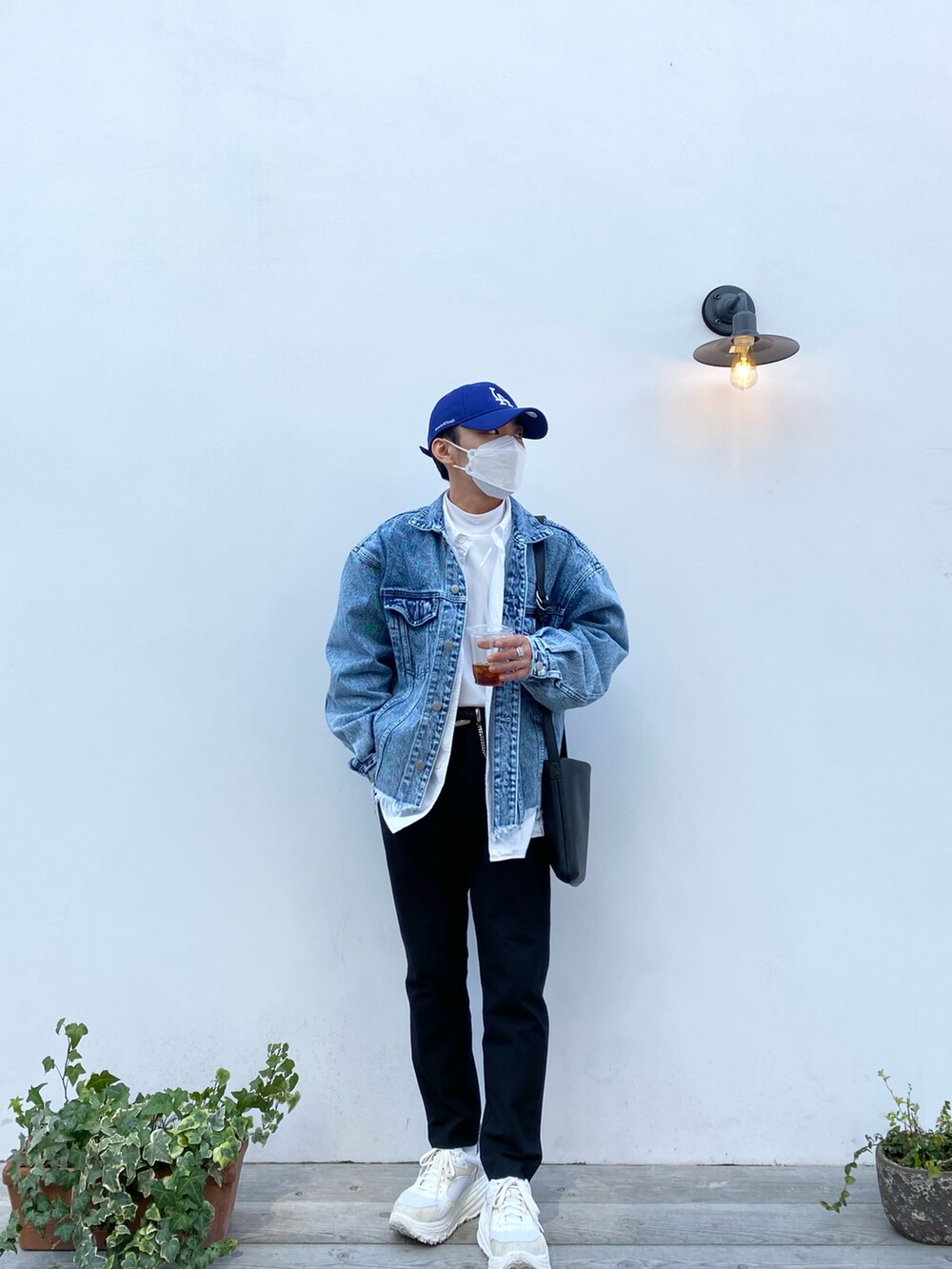 ブルー系のデニムジャケット、ホワイト系のシャツ/ブラウス、ホワイト系のTシャツ/カットソーを着用したメンズの春コーディネートの3枚目の写真