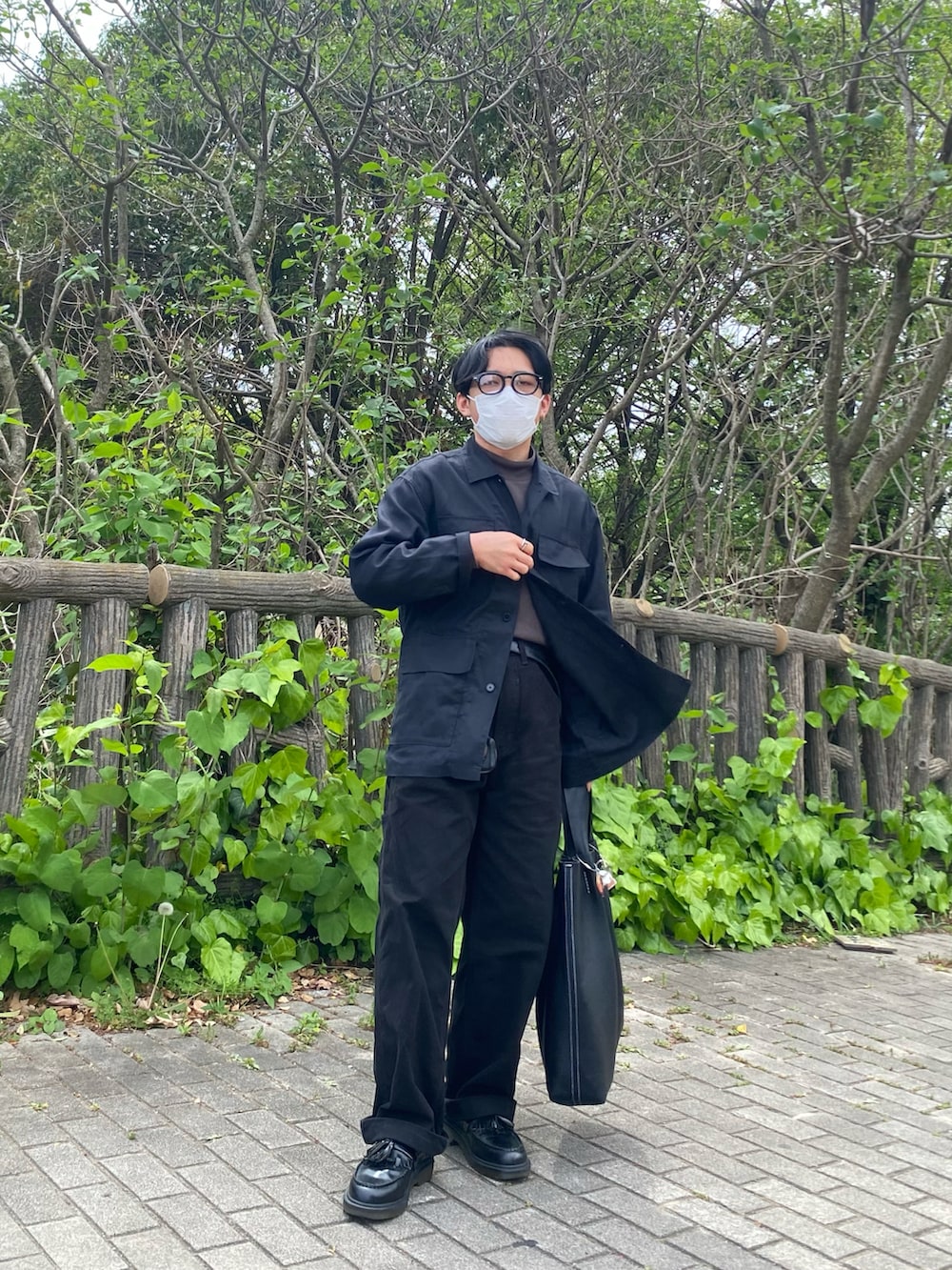 ブラック系のその他パンツ、ブラック系のローファー、グレー系のTシャツ/カットソーを着用したメンズの春コーディネートの3枚目の写真