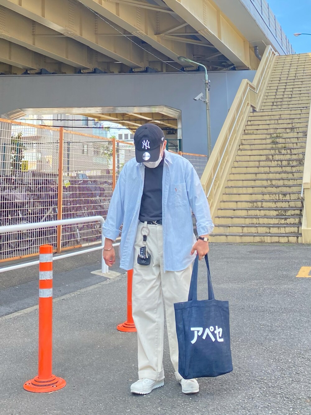 ブルー系のシャツ/ブラウス、グレー系のTシャツ/カットソー、ホワイト系のチノパンツを着用したメンズの夏コーディネートの2枚目の写真