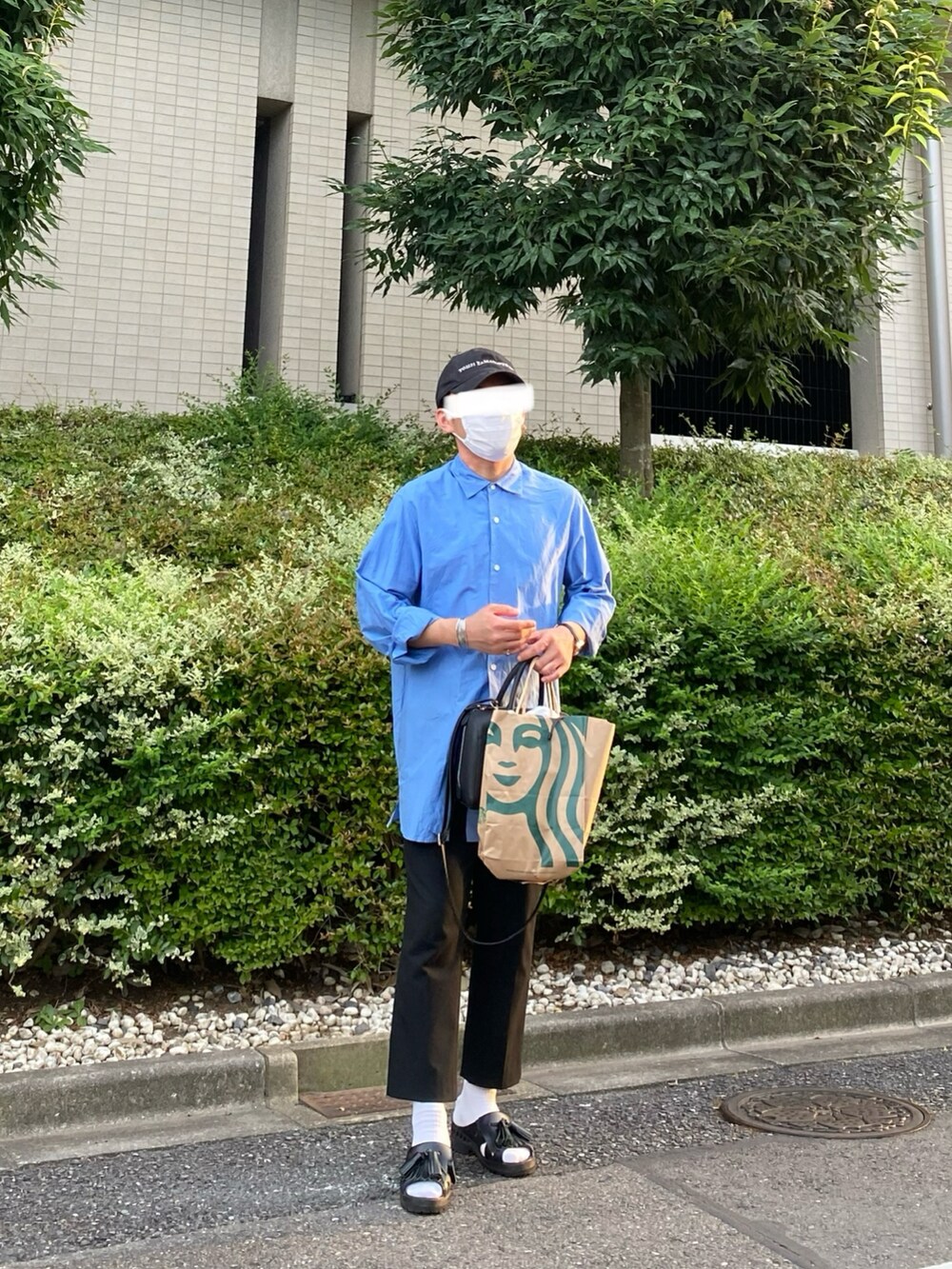 ブルー系のシャツ/ブラウス、ブラック系のスラックス、ブラック系のサンダルを着用したメンズの夏コーディネートの4枚目の写真