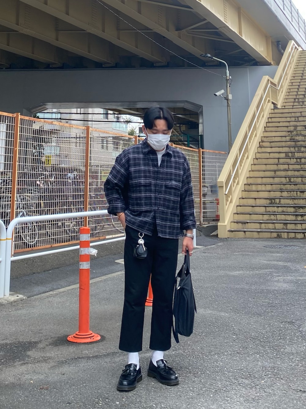 ブラック系のシャツ/ブラウス、ブラック系のスラックス、ブラック系のローファーを着用したメンズの秋コーディネートの4枚目の写真