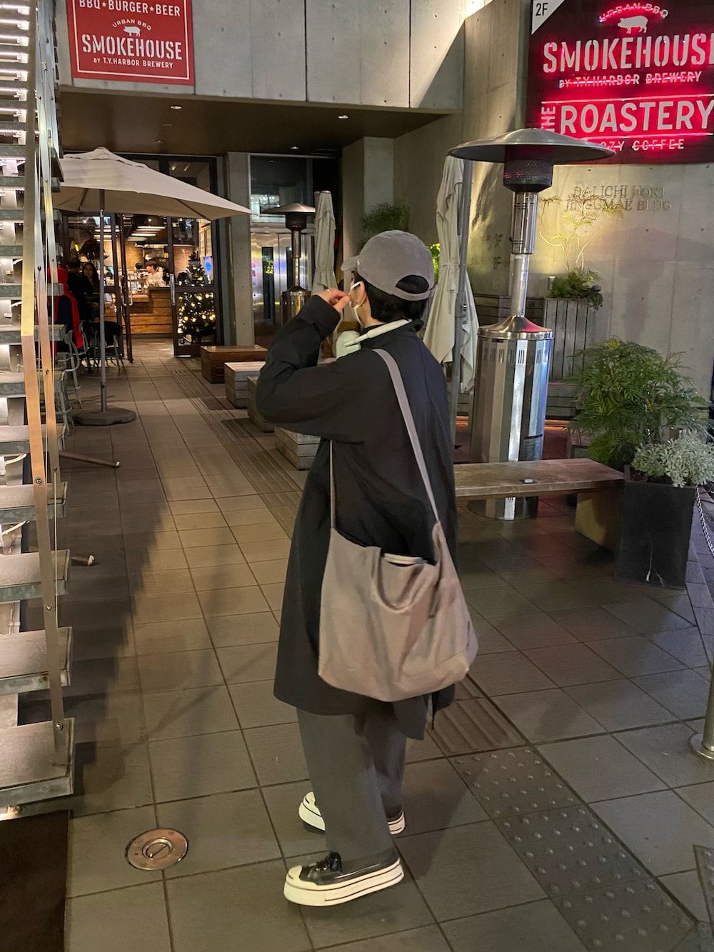 ブラック系のモッズコート、ブラック系のパンツ、ブラック系のスニーカーを着用したメンズの秋コーディネートの3枚目の写真