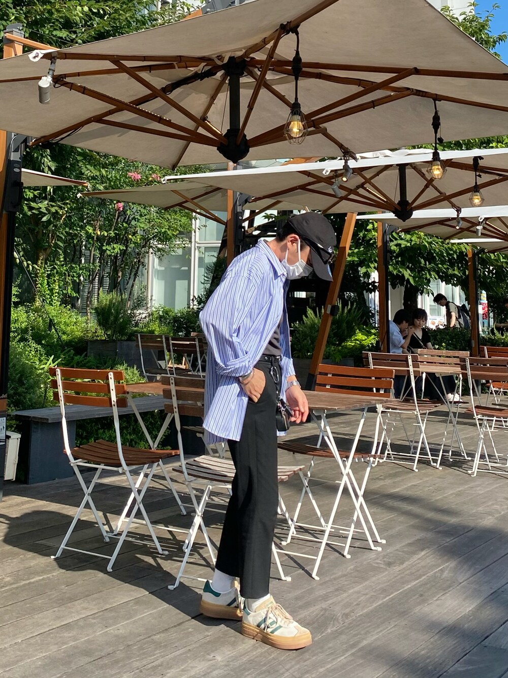 その他のシャツ/ブラウス、ブラック系のスラックス、ベージュ系のスニーカーを着用したメンズの夏コーディネートの3枚目の写真