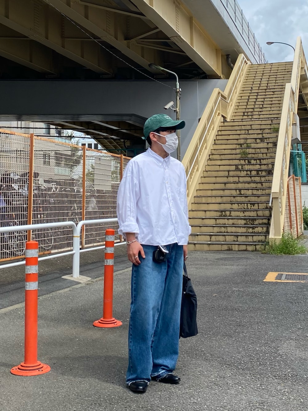 ホワイト系のシャツ/ブラウス、ブルー系のデニムパンツ、ブラック系のブーツを着用したメンズの夏コーディネートの5枚目の写真