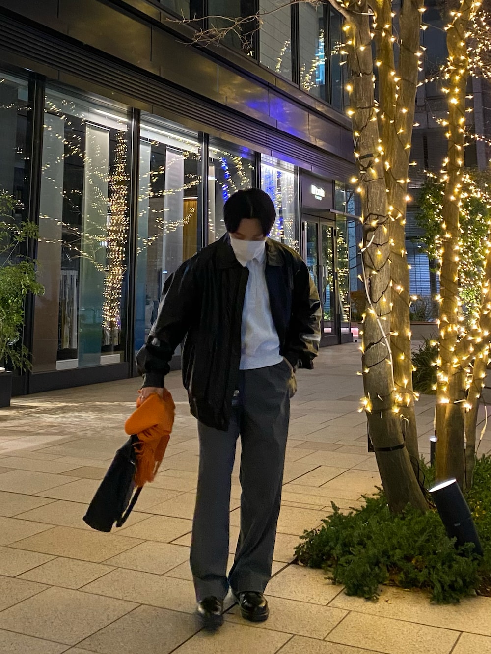 ブラック系のブルゾン、グレー系のスウェット、ブラック系のTシャツ/カットソーを着用したメンズの冬コーディネートの4枚目の写真
