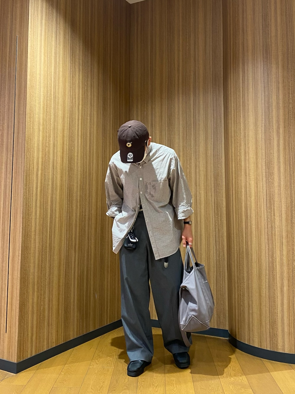 ホワイト系のシャツ/ブラウス、グレー系のトートバッグ、グレー系のパンツを着用したメンズの秋コーディネートの2枚目の写真